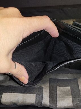 Gucci Black Leather Wallet - Classic Interior